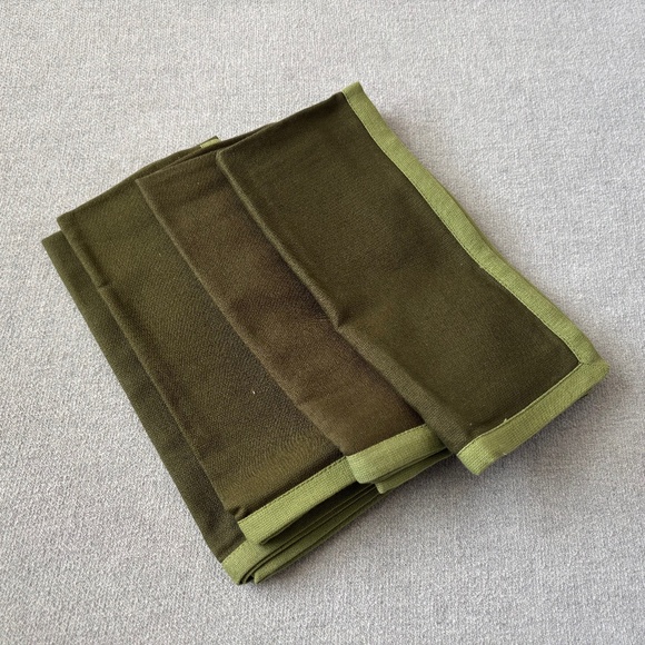 NWT Classic Green Napkins With Contrasting Green Trim 100% Cotton Set of 4 - Picture 1 of 4